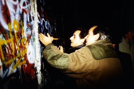 Nicolas Sarkory ped Berlínskou zdí v listopadu 1989